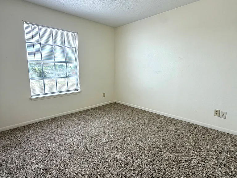 1252 Meadowview Dr — Photo 10