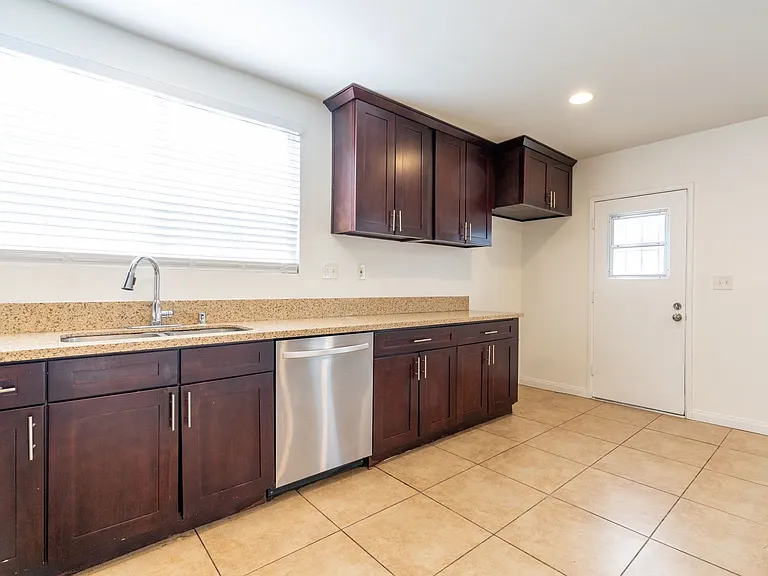 2540 Hudspeth St — Photo 8