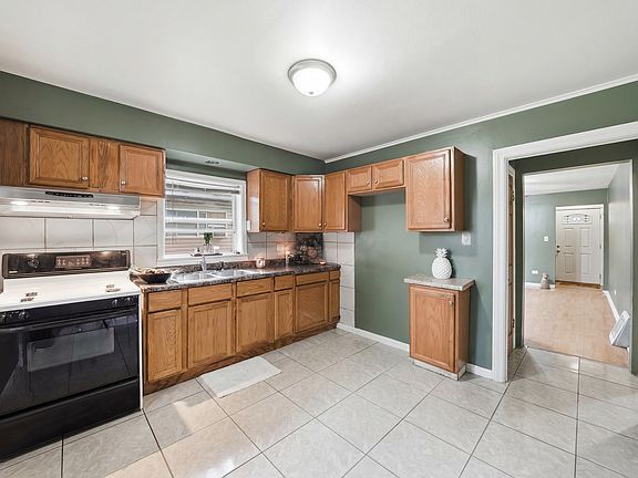 5th image of 15831 E Fisk St