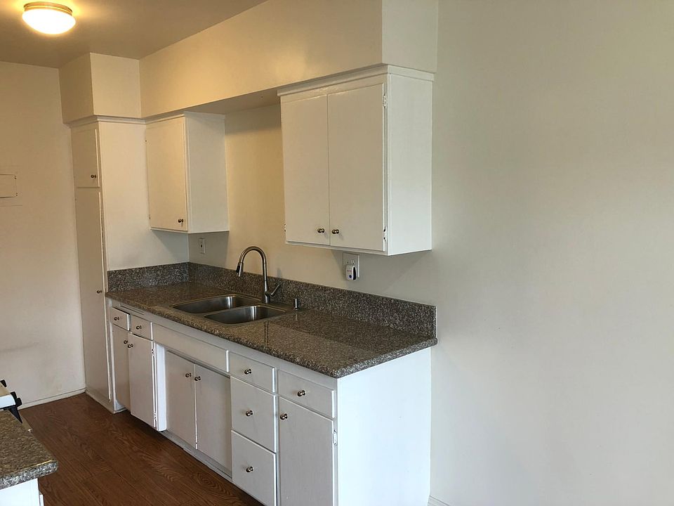 1st image of 1410 College View Dr #L