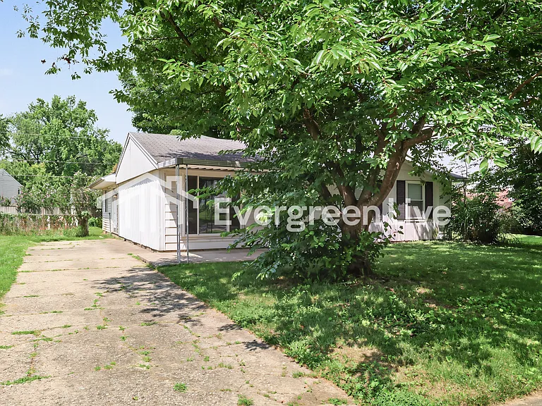 205 Tulip Dr — Photo 2