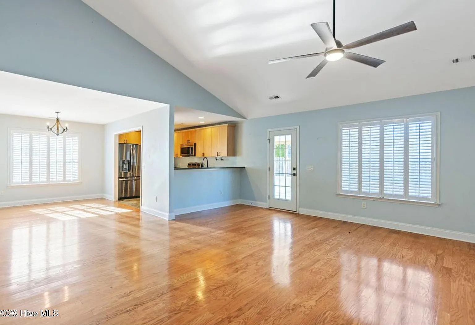 3 bed, 2.0 bath, 1938 sqft, $3,000 — Photo 4