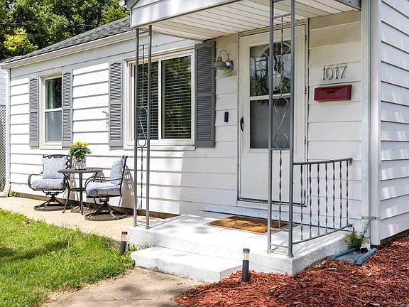 3rd image of 1017 W Crestwood Dr