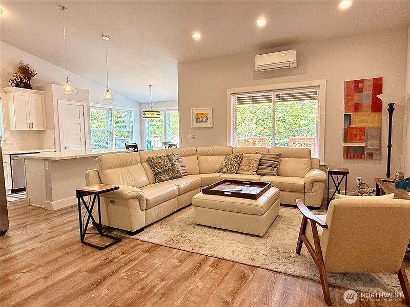 5th image of 454 Sextans Avenue SW