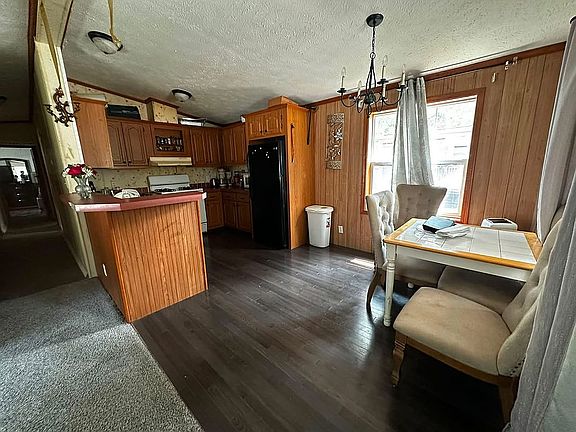 Kitchen/ Dining room