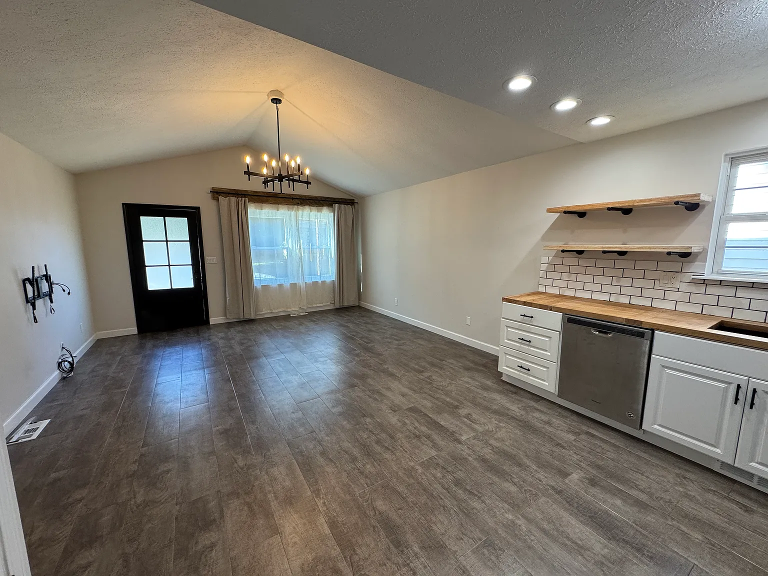 2 bed, 960 sqft, $1,600 — Photo 3