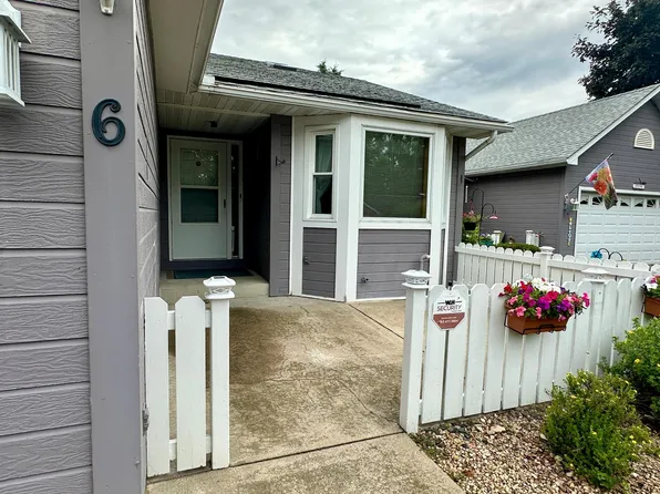 6 Oak Ridge Trl, Circle Pines, MN 55014