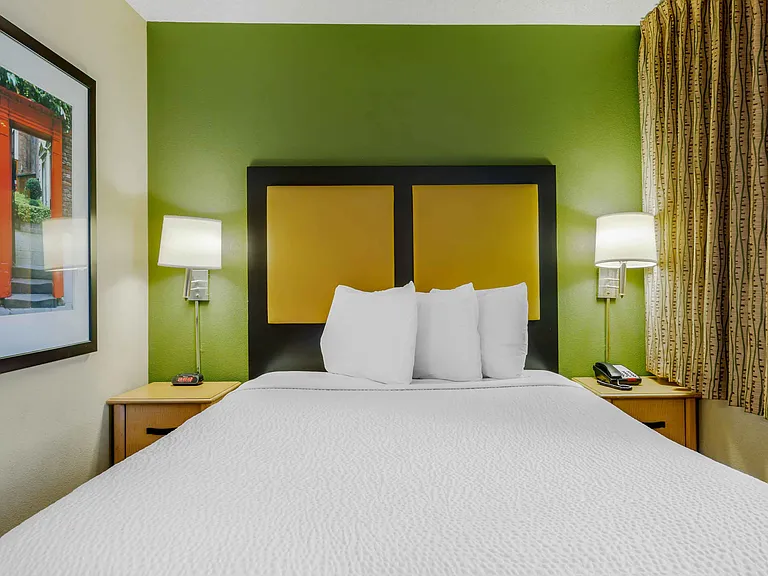 Deluxe Studio - 1 Queen Bed