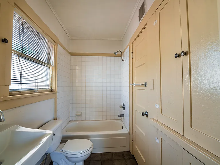 210 E 2nd St #4 — Photo 18