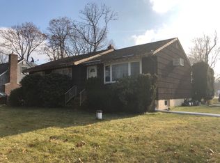 9 Lakeview Rd, Stockholm, NJ 07460