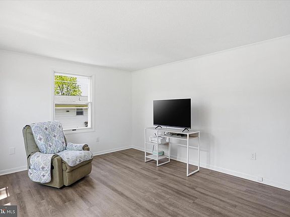 3rd image of 202 Jasmine Ln