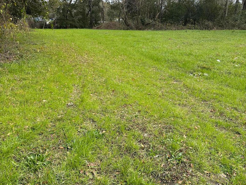 2nd image of 823 Edgar St