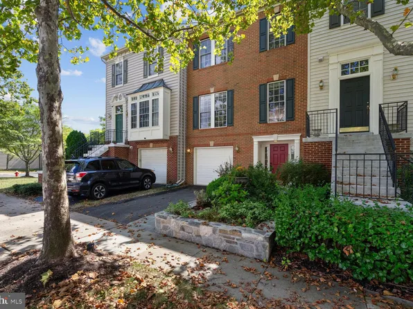 43069 Golf View Dr, Chantilly, VA 20152