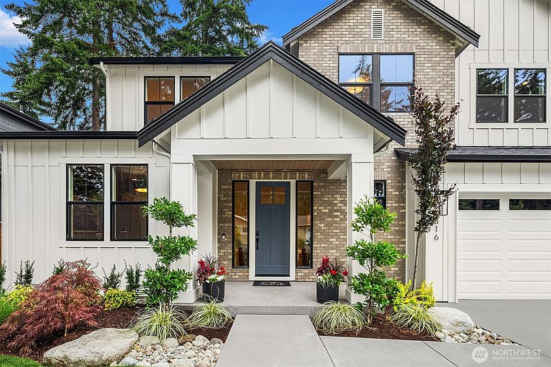 3rd image of 816 165th Avenue NE