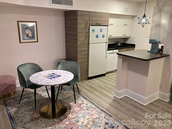 3rd image of 400 Queens Rd APT E5
