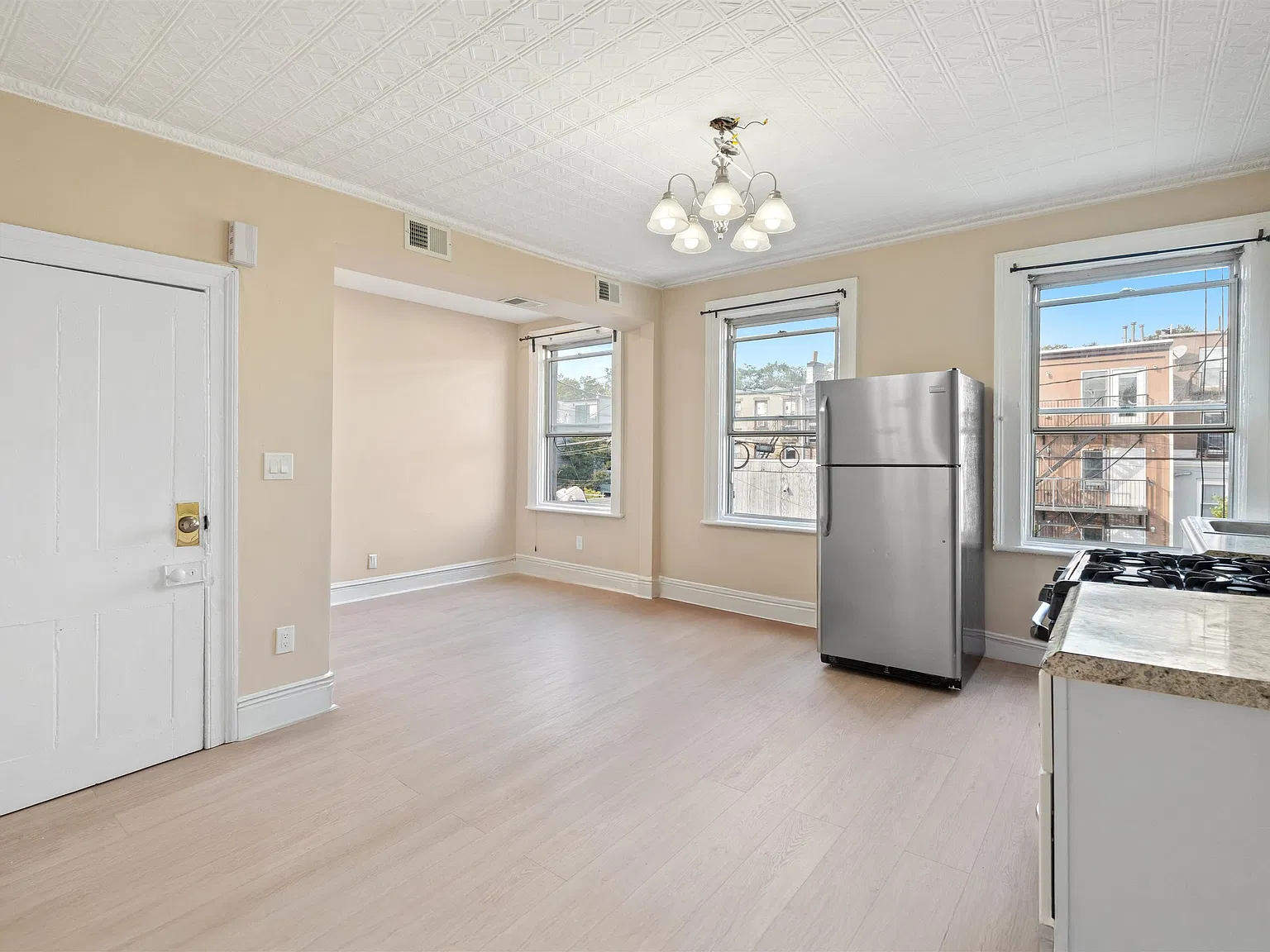 1 bed, 1.0 bath, 600 sqft, $2,500 — Photo 2