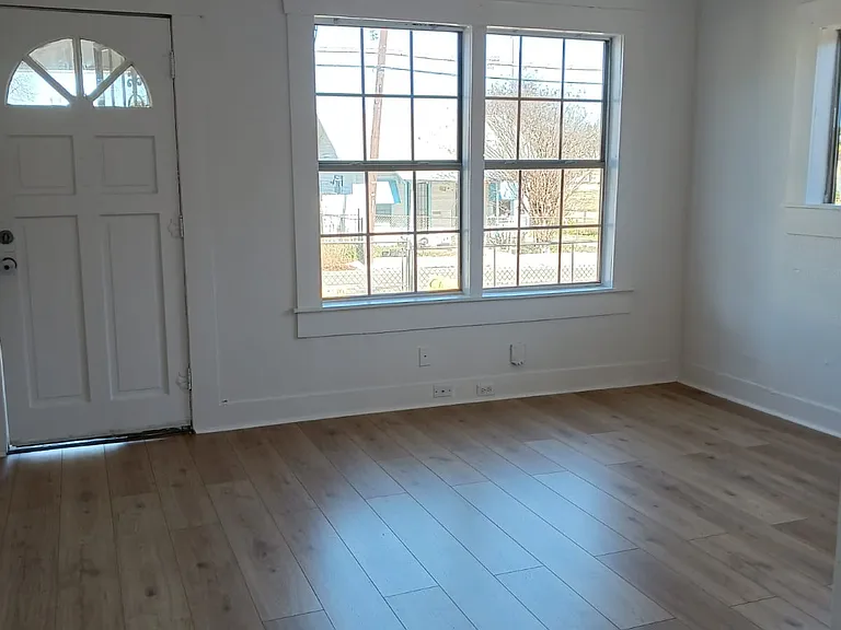 414 W Theo Ave — Photo 5