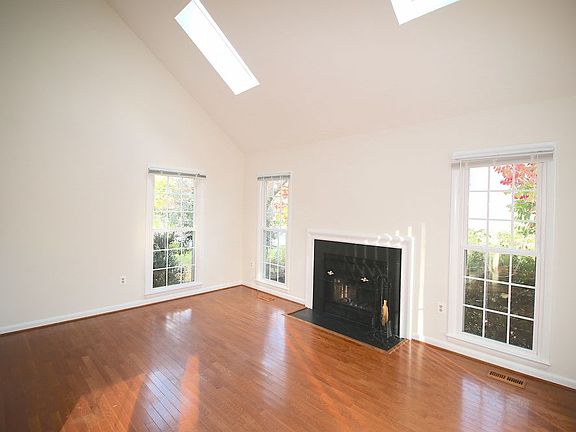 3rd image of 4921 Tallowwood Dr