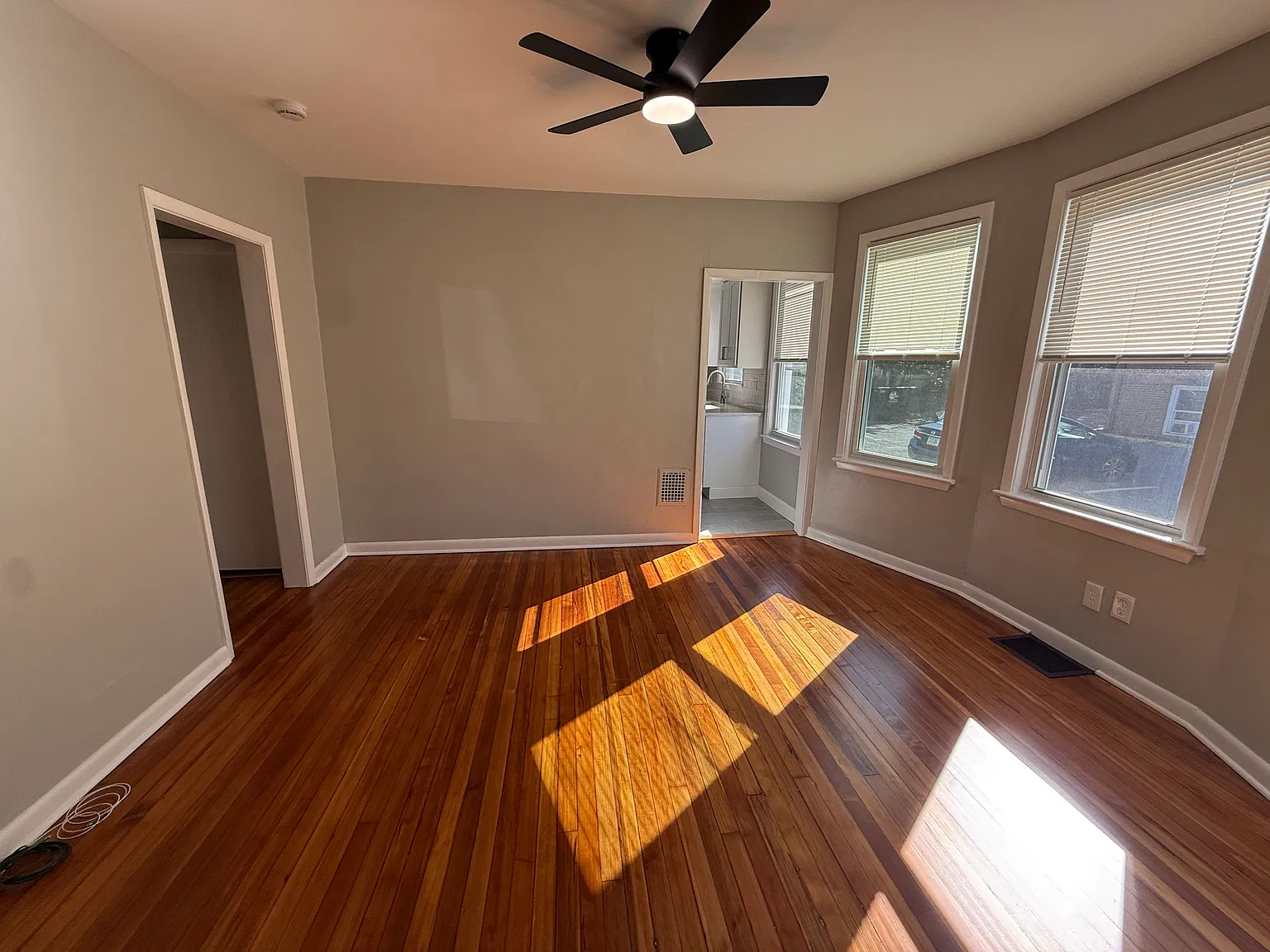 3 bed, 950 sqft, $2,500 — Photo 4