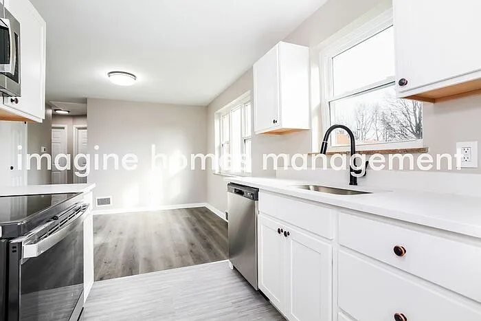 2701 Sandhurst Dr — Photo 8