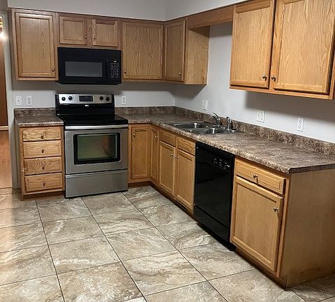 2nd image of 985 E Lincoln St #985