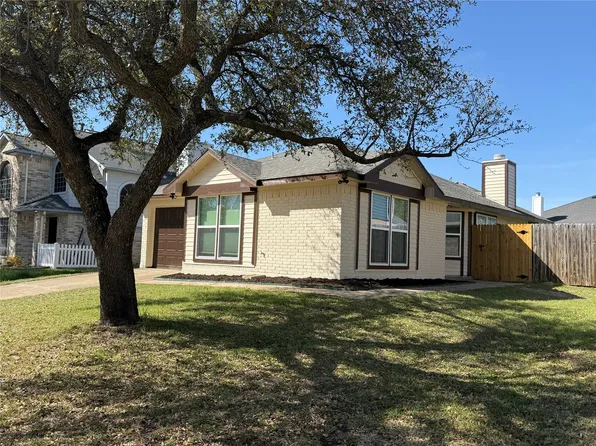 10228 Blue Bell Dr, Fort Worth, TX 76108