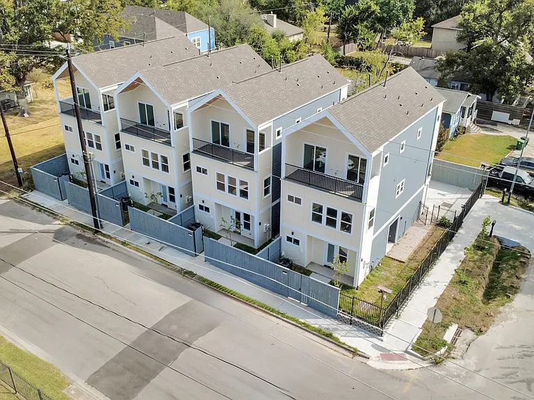 3806A Yale St — Photo 3