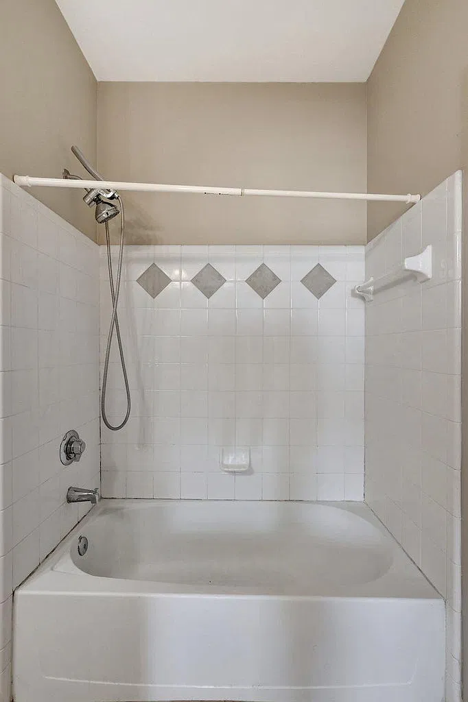 3 bed, 2.0 bath, 1362 sqft, $3,299 — Photo 4
