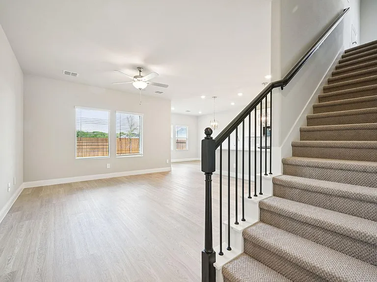 718 London Town Ln — Photo 2