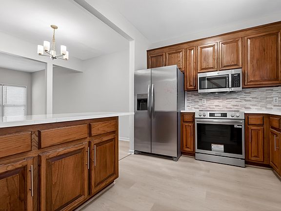 5th image of 2204 Ascot Ln