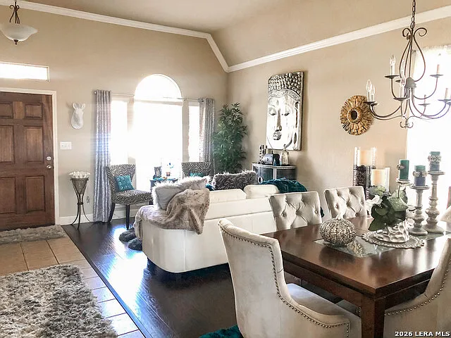 3 bed, 2.0 bath, 1902 sqft, $2,425 — Photo 2