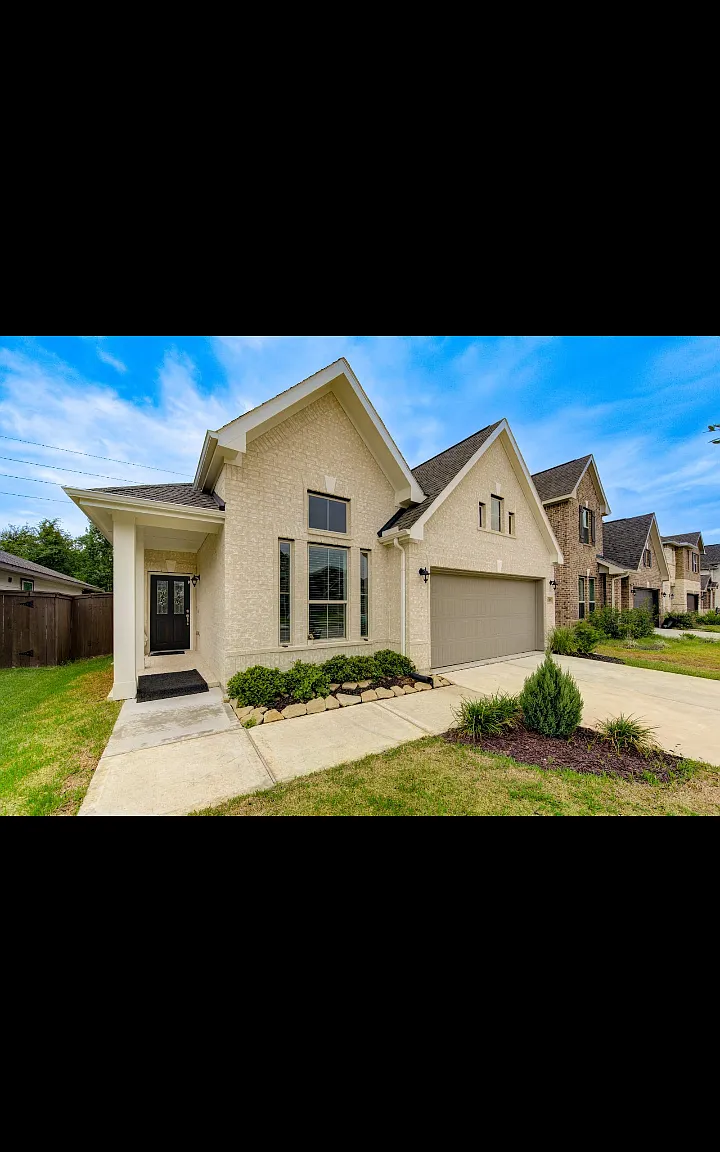 3 bed, 1390 sqft, $2,299 — Photo 1