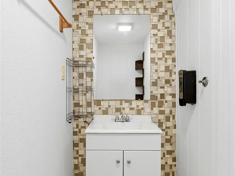 206 Oscar St — Photo 16