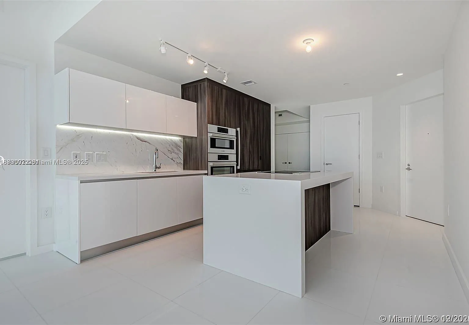 2 bed, 3.0 bath, 1630 sqft, $6,350 — Photo 2