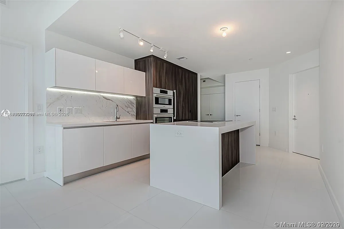 Building Photo - 851 NE 1st Ave #1608