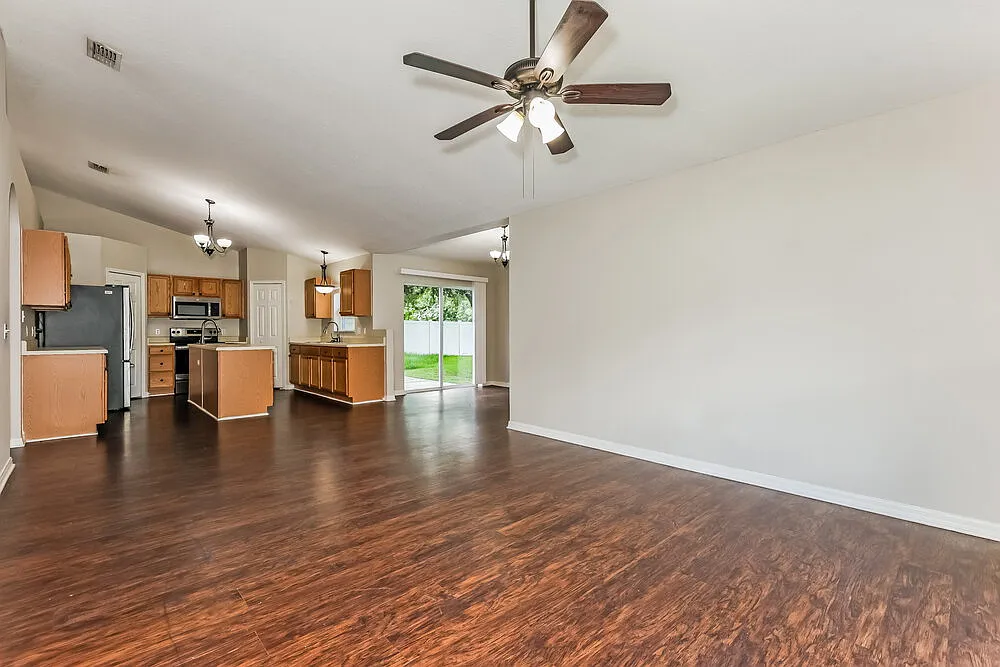 4 bed, 2.0 bath, 2088 sqft, $2,080 — Photo 4
