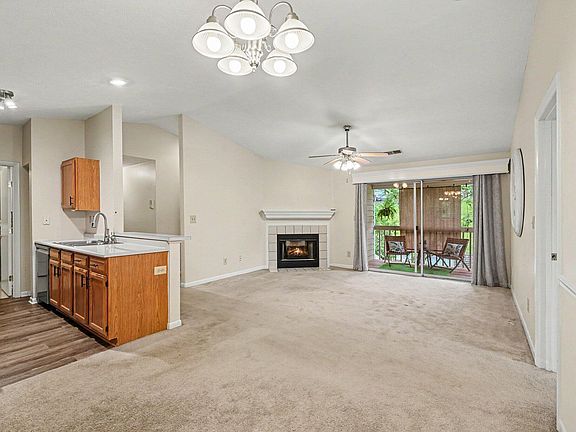 3rd image of 230 Willowbrook Ct Unit 9