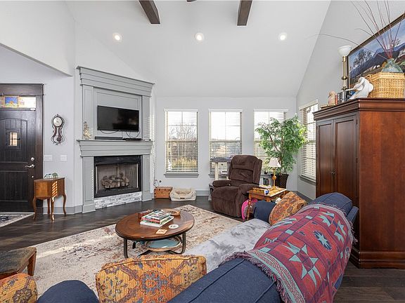3rd image of 2901 NE Doyle Dr