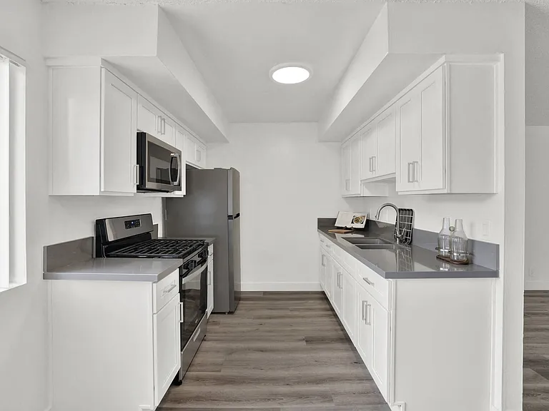 Sunset Square Apartments — Photo 12