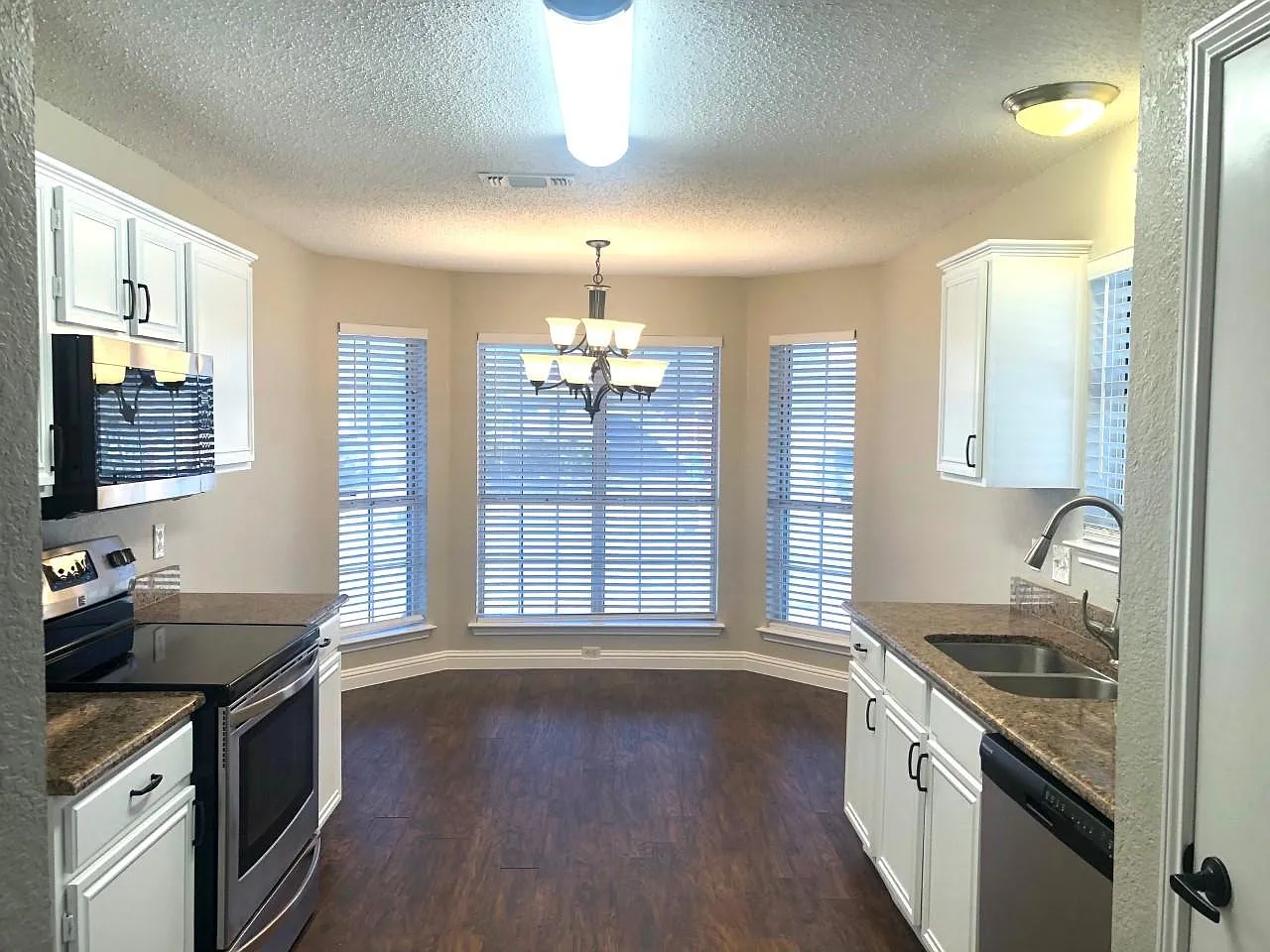 3 bed, 1344 sqft, $2,200 — Photo 4