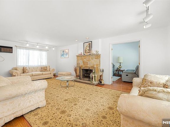 4th image of 15 Pierrepont Ave