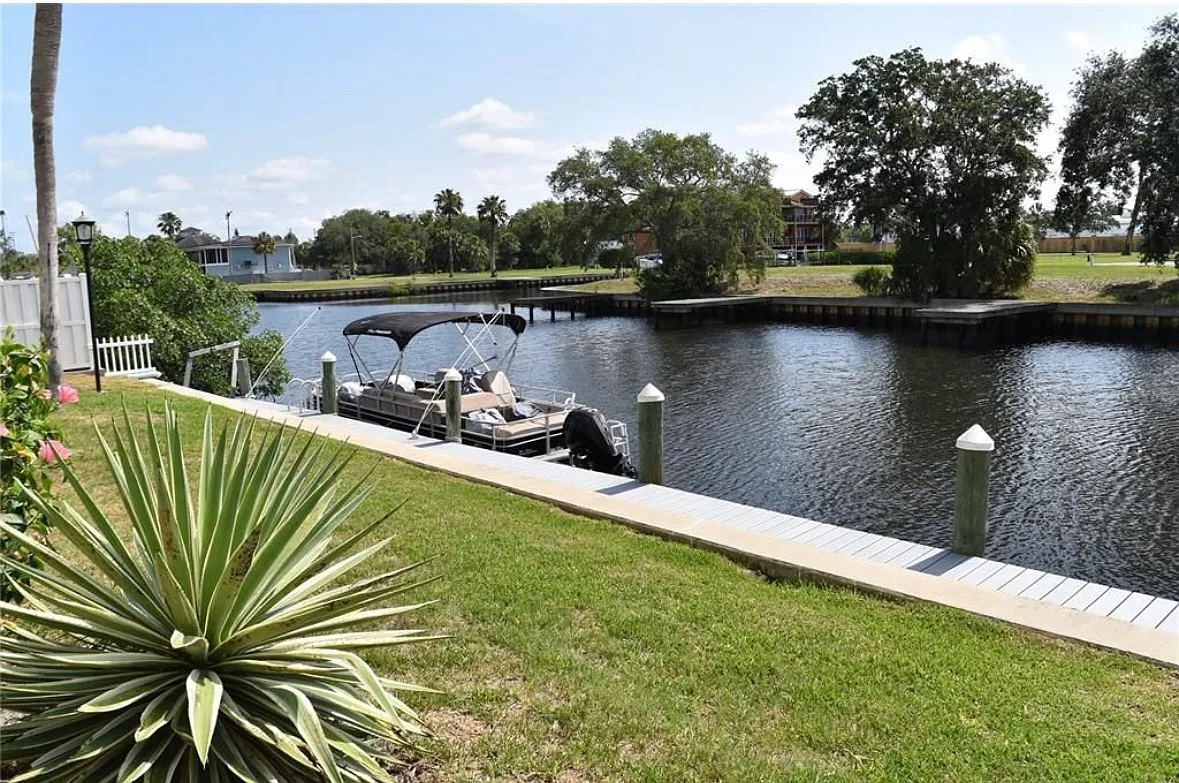 Building Photo - 404 Moorings Cove Dr
