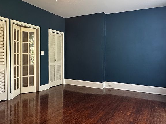 2 closets in bedroom, 1 walk-in