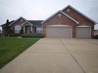 4802 Ledgestone Dr, Smithton, IL 62285