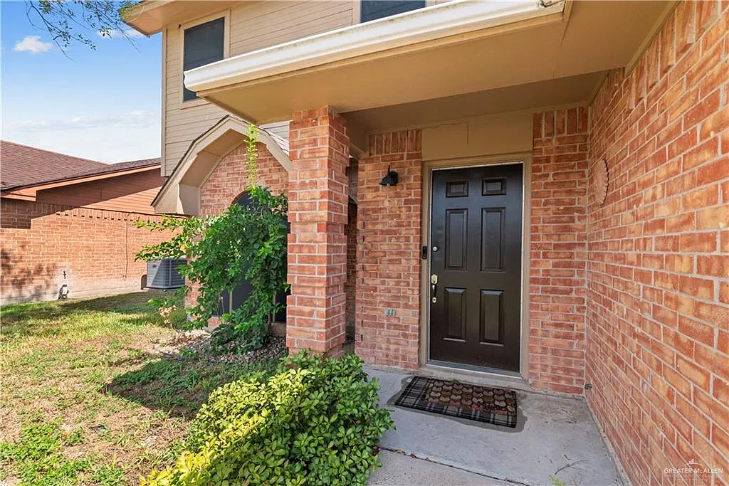 4 bed, 2.5 bath, 2300 sqft, $2,250 — Photo 3