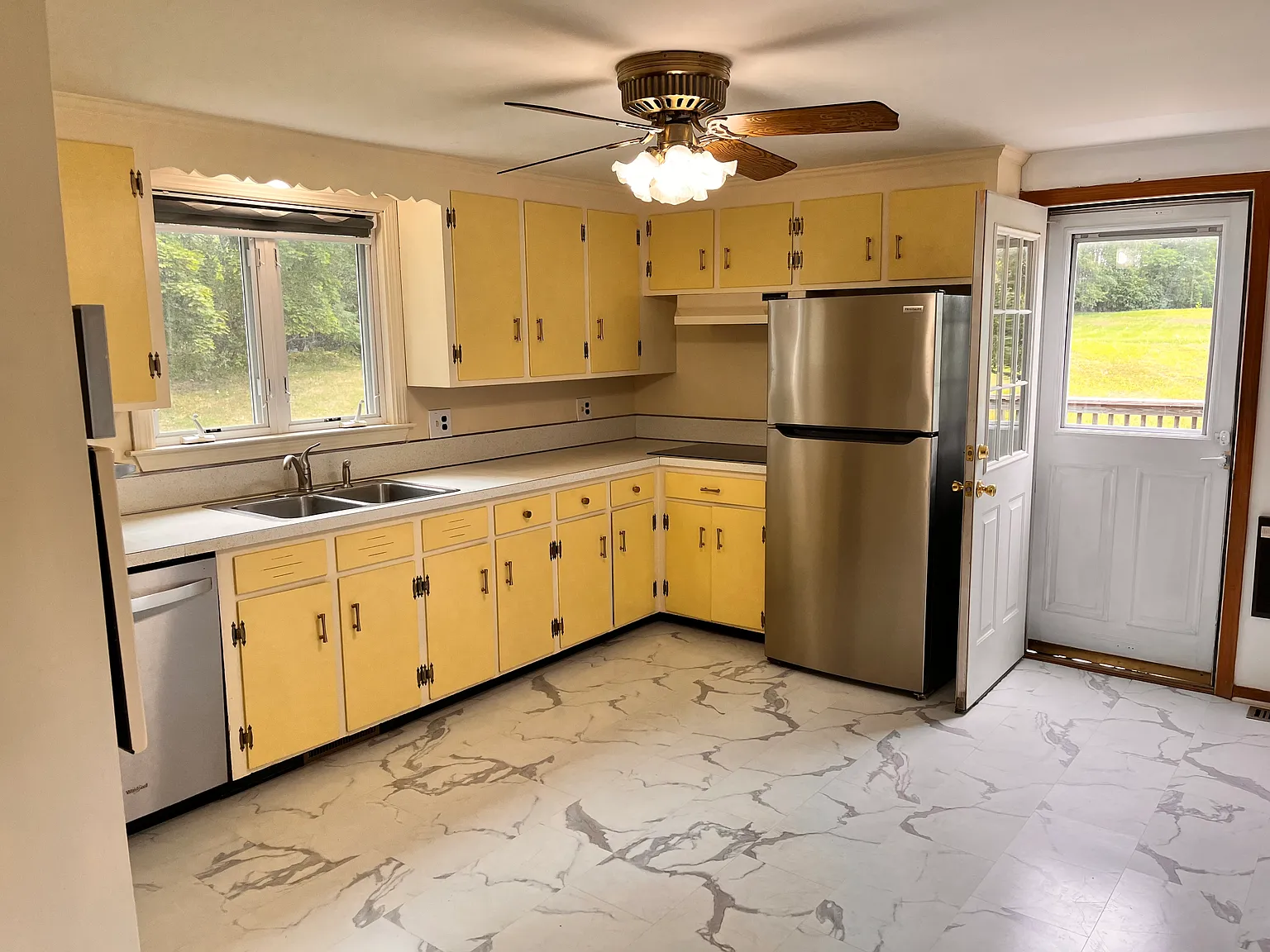 4 bed, 1992 sqft, $4,000 — Photo 3