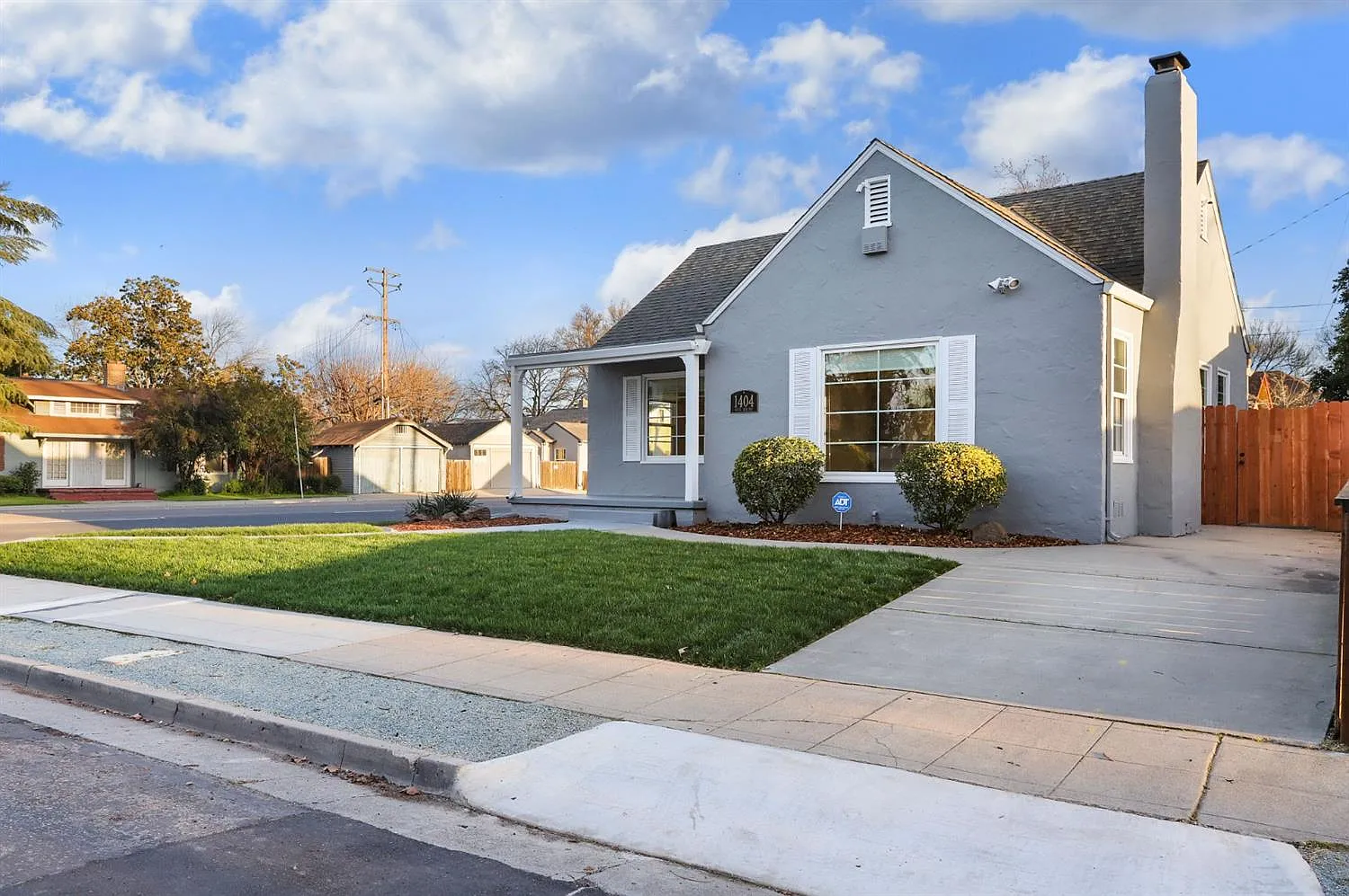 1404 W Walnut St photo 1
