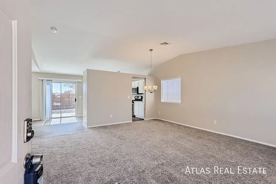 4 Weeks Free Rent If Moved In By 8/31/2026! Ready Now! Beautiful Single-Story Home Near W. Washbu... — Photo 4