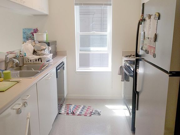 2nd image of 1835 Queen Anne Ave N APT 205