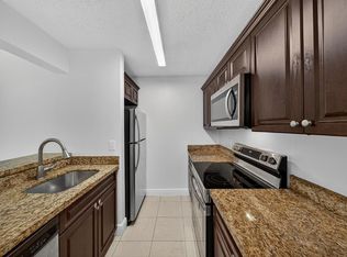 913 Meadows Cir, Boynton Beach, FL 33436